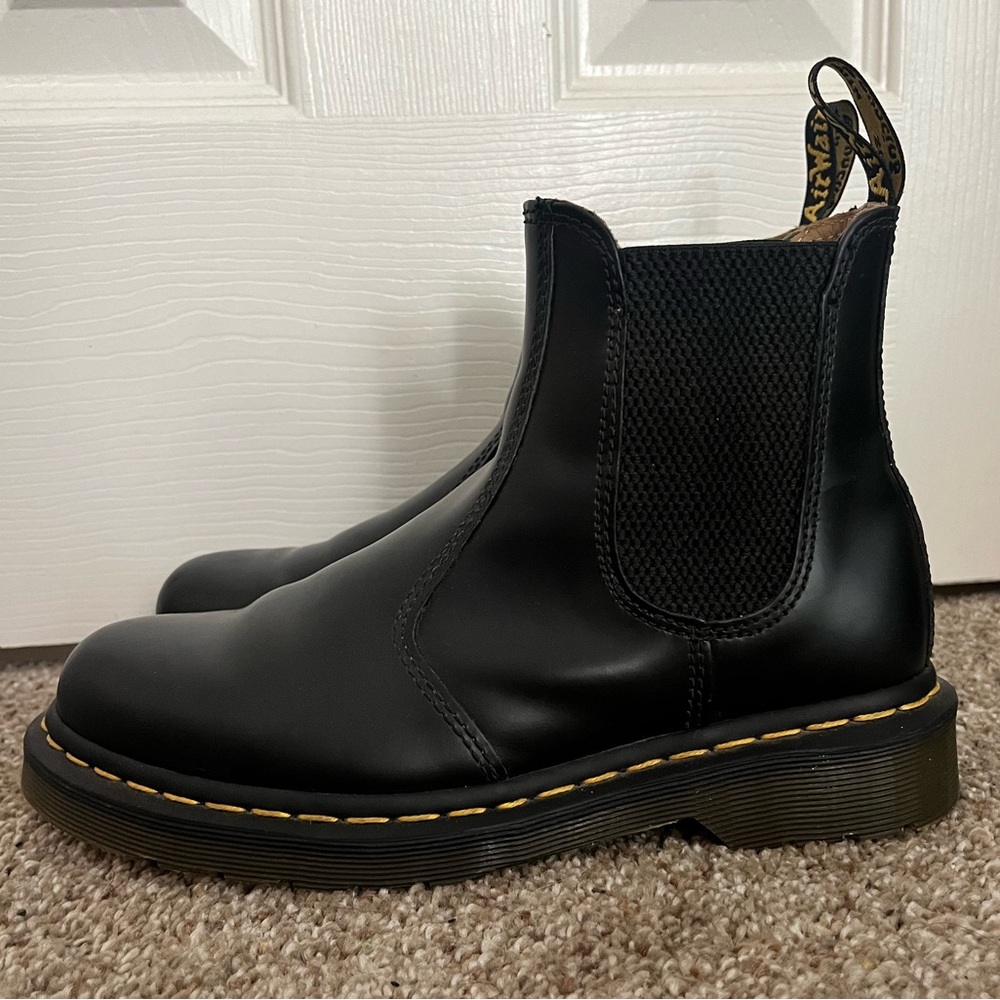 Dr. Martens 2976 Smooth Leather Chelsea Boot - black
